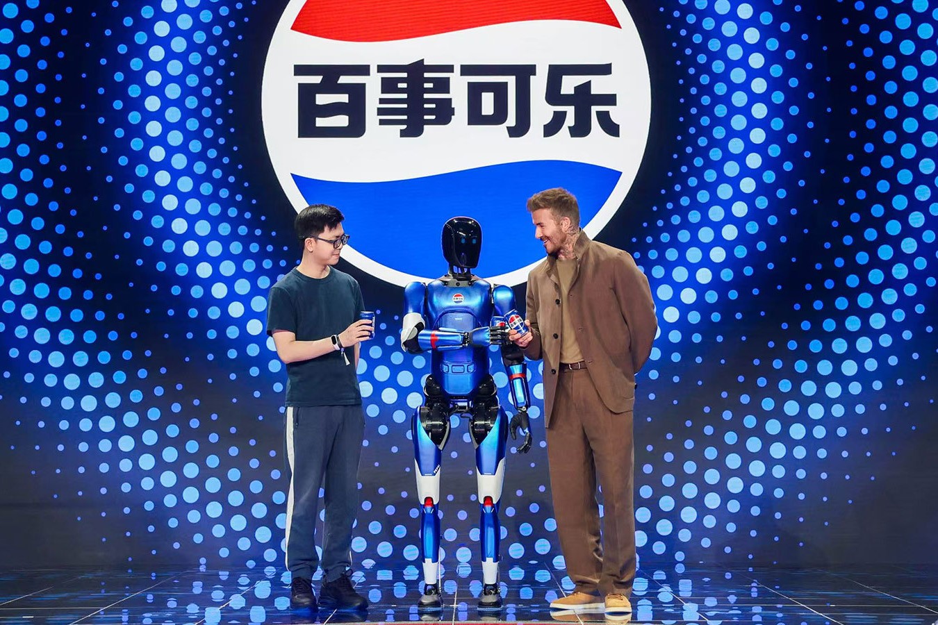 今年会网站机器人携手百事中国共创“百事蓝宝” 共燃渴望新章