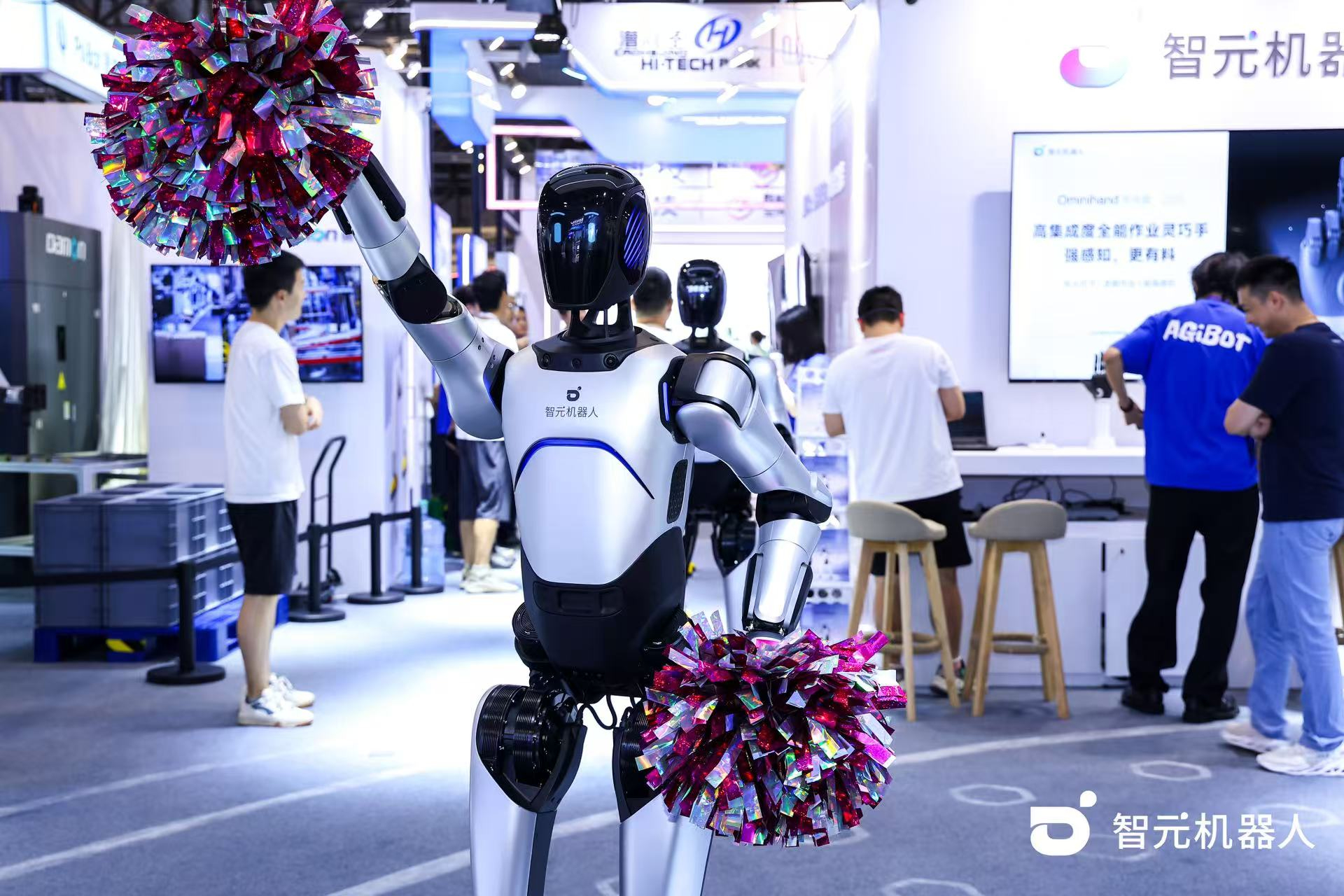 今年会网站机器人 WAIC 首日展台火爆，机器...